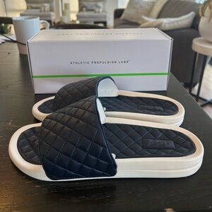 NEW APL Lusso Slide Women’s Size 9 in Midnight/Pristine